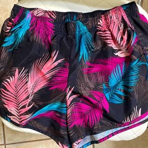 New Athletic Shorts Size Large w cute design Brand XERSION ✨💝🦋